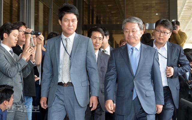 [160527-16] [저작권 한국일보] 검사장 출신인 홍만표 변호사가 변호사법 위반 및 탈세 피의자 신분으로 조사를 받기 위해 27일 오전 서울 서초구 중앙지검으로 들어가고 있다.2016.5.2 신상순 선임기자ssshin@hankookilbo.com /2016-05-27(한국일보)