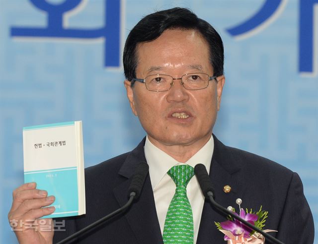 정의화 국회의장이 27일 오전 국회 로텐더홀에서 열린 제68주년 국회 개원 기념식에서 '상시청문회'등 내용이 담긴 국회법개정안 정부 재의 요구 관련해 관련 법령집을 들어보이며 "거부권이 의결됐단 소식을 들으면서 저는 아주 비통하다. 아주 참담하다"고 밝히고 있다.오대근기자 inliner@hankookilbo.com