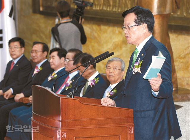 정의화 국회의장이 27일 오전 국회 로텐더홀에서 열린 제68주년 국회 개원 기념식에서 '상시청문회'등 내용이 담긴 국회법개정안 정부 재의 요구 관련해 관련법안이 담긴 책자를 들어 보이며 "거부권이 의결됐단 소식을 들으면서 저는 아주 비통하다. 아주 참담하다"고 밝히고 있다.오대근기자 inliner@hankookilbo.com