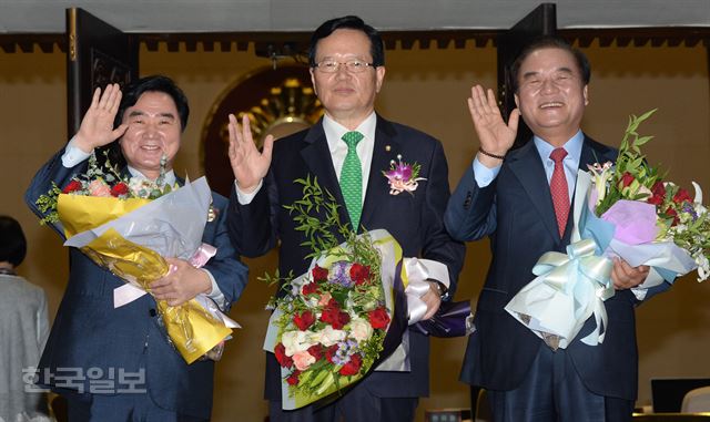 정의화 국회의장과 정갑윤, 이석현 국회부의장이 27일 오전 국회 로텐더홀에서 열린 제68주년 국회 개원 기념식을 마친 후 본 회의장을 돌아본 뒤 퇴임 축하 꽃다발을 들고 기념촬영을 하고 있다.오대근기자 inliner@hankookilbo.com