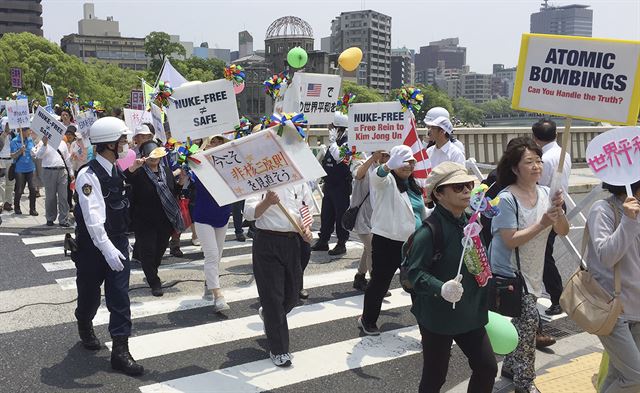 버락 오바마 미국 대통령의 방문을 앞두고 27일 일본 히로시마 평화기념공원 근처에서 시민들이 핵무기 반대 시위를 벌이고 있다. 히로시마 AP=뉴시스