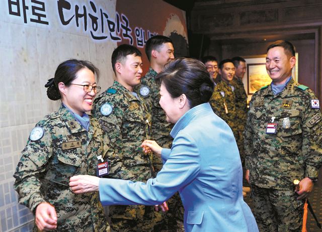 에티오피아를 국빈 방문 중인 박근혜 대통령이 27일 남수단 재건 사업을 위해 파병된 한빛부대 장병들을 초청해 격려하는 자리에서 윤지원 소령을 포옹하고 있다. 윤 소령은 미국 영주권을 포기하고 임관했다. 아디스아바바(에티오피아)=연합뉴스