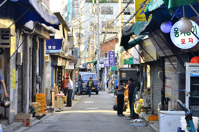 을지로 4가 조각특화거리의 골목. 저녁 시간이라 낮보다 사람이 적다.