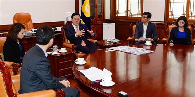 정의화 국회의장이 28일 국회의장 집무실에서 한국일보와 인터뷰를 하고 있다. 오대근 기자 inliner@hankookilbo.com