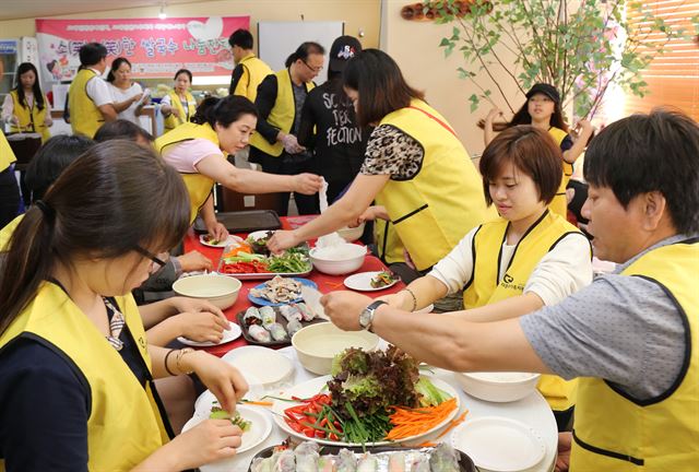 고려대인천경제인회는 28일 인천남구다문화가족지원센터와 함께 지역 어르신과 소외된 아이들을 위한 점심식사를 대접하는 등 봉사활동을 펼쳤다. /2016-05-30(한국일보)