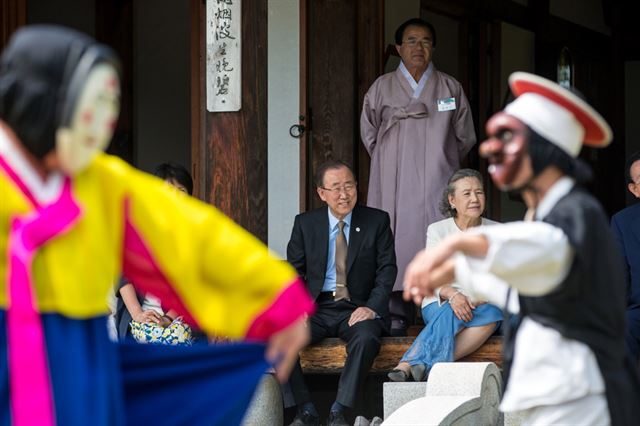 반기문 UN 사무총장이 29일 오후 경북 안동시 하회마을을 방문, 하회별신굿탈놀이를 보며 즐거워하고 있다. 뉴시스