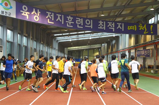 전지훈련 중인 육상 선수들이 예천군 실내육상훈련장에서 연습에 열중하고 있다. 예천군제공