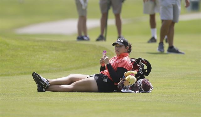 28일(현지시간) 미국 미시간주 앤아버에서 열린 미여자프로골프(LPGA) 투어 볼빅챔피언십 3라운드에서, 에리야 쭈타누칸(태국)이 경기가 지체된 틈을 타 페어웨이에 앉아 잠시 쉬고 있다. AP연합뉴스