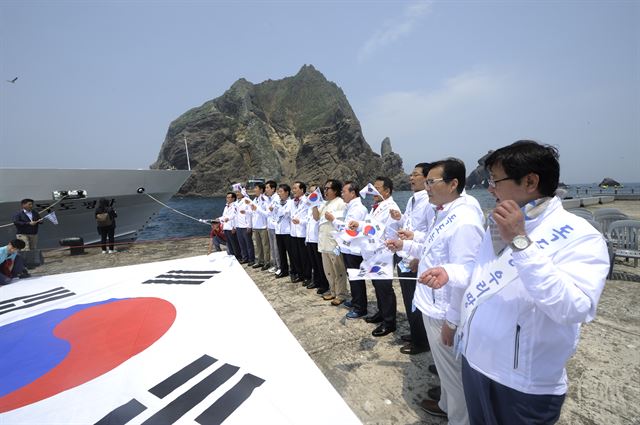 경북의 시장ㆍ군수들이 31일 독도에서 독도수호결의대회를 열고 대형 태극기 앞에서 독도수호의지를 다졌다. 울릉군 제공