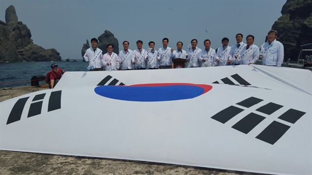 경북의 시장ㆍ군수들이 31일 독도에서 독도수호결의대회를 열고 대형 태극기 앞에서 독도수호의지를 다졌다. 울릉군 제공