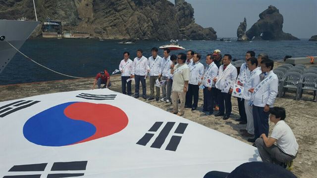 경북의 시장ㆍ군수들이 31일 독도에서 독도수호결의대회를 열고 대형 태극기 앞에서 독도수호의지를 다졌다. 울릉군 제공