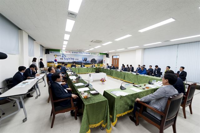 지난달 30일 경북 울릉군에서 열린 경북도 시장군수협의회에서 시장ㆍ군수들이 회의를 하고 있다. 울릉군 제공