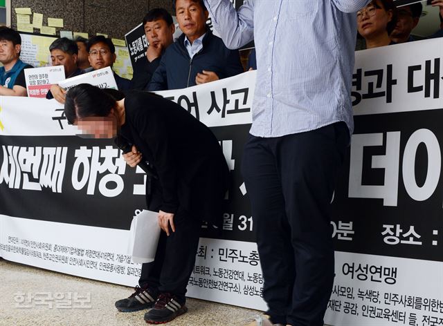 [저작권 한국일보]31일 오전 서울 광진구 지하철 2호선 구의역에서 구의역 스크린도어 사고 원인규명과 대책촉구 기자회견에서 스크린도어 수리중 열차에 치어 숨진 김모(19)씨의 어머니가 일을 하다 죽은 아들의억울함을 풀어달라며 호소하다 오열 하고 있다.2016.05.31 신상순 선임기자ssshin@hankookilbo.com /2016-05-31(한국일보)