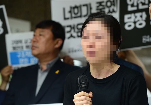 31일 오전 서울 지하철 2호선 구의역에서 열린 구의역 스크린도어 사고 원인규명과 대책촉구 기자회견에서 사고로 숨진 김모씨의 어머니가 아들의 억울함을 풀어달라며 눈물의 호소를 하고 있다. 뉴스1