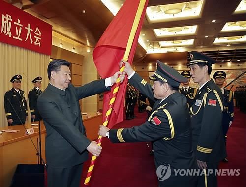 시진핑 중국 국가주석이 4월 25일 우주의 날 행사에서 새로 창설한 로켓군에 군기를 수여하고 있다. 연합뉴스