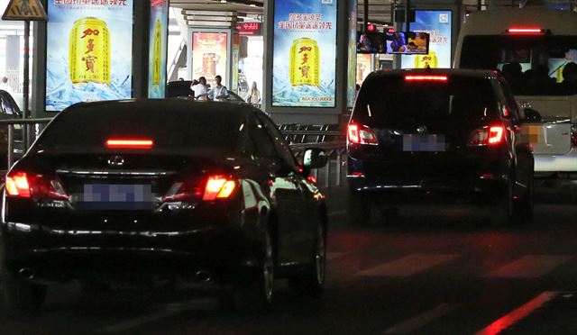 리수용 북한 노동당 정무국 부위원장이 탄 것으로 추정되는 차량이 중국 공안과 무장경찰들의 경비를 받으며 베이징 서우두 국제공항을 빠져나가고 있다. 베이징=교도 연합뉴스