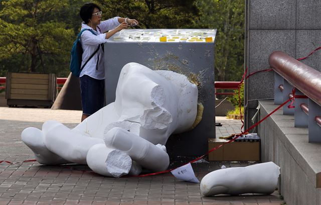 1일 오전 서울 마포구 홍익대 정문에 세워진 일베 조각상이 부서져 있다. 연합뉴스