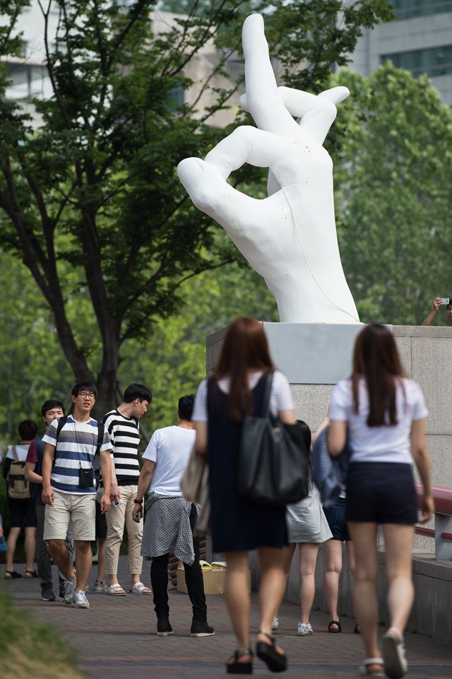 31일 서울 마포구 홍익대학교 정문에 극우성향의 사이트 '일간베스트(일베)'를 상징하는 손 모양의 조형물이 설치돼 있다. 뉴스1