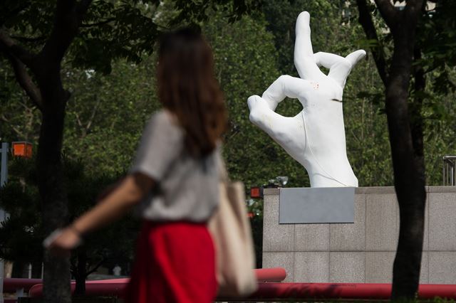 31일 서울 마포구 홍익대학교 정문에 극우성향의 사이트 '일간베스트(일베)'를 상징하는 손 모양의 조형물이 설치돼 있다. 뉴스1