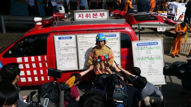 남양주 지하철 공사현장 붕괴 현장에서 소방관계자가 구조상황에 관련한 브리핑을 하고 있다. 남양주=서재훈기자 spring@hankookilbo.com