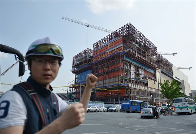 신세계건설 직원이 1일 동대구복합환승센터 공사장에 방진막이 없어 대기오염을 가중시킨다는 지적(5월19일자 14면) 후 강풍에도 끄떡없는 방진막 설치를 완료했다고 설명하고 있다. 전준호기자 jhjun@hankookilbo.com /2016-06-01(한국일보)