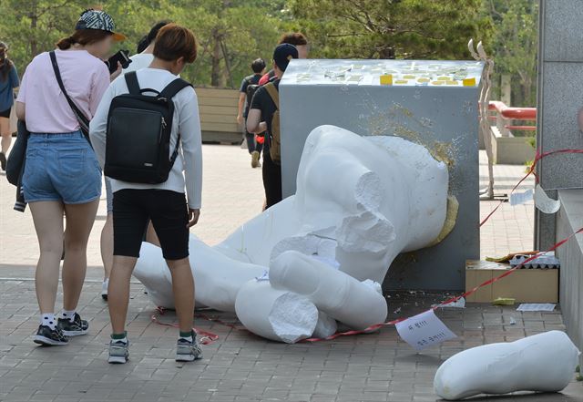 홍익대 정문 앞에 설치돼 있다가 1일 훼손된 일베 상징 조각상. 신재훈 인턴기자(세종대 광전자공학과 4)