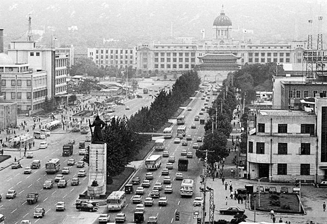 서울 인구가 500만명을 넘겼던 1970년 6월 서울 도심 광화문 일대 모습. 현재 세종대로가 당시에도 이미 왕복 10차선을 넘는 대로 형태의 모습을 보이고 있다. 한국일보 자료사진