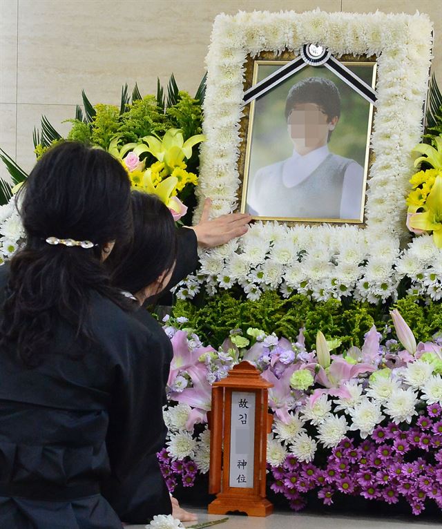 1일 오후 스크린도어 사고로 사망한 김모군의 빈소가 차려진 서울 광진구 건국대학교병원 장례식장에서 유가족들이 오열하고 있다. 이날 서울메트로가 이번 사고의 책임이 전적으로 사측에 있다는 입장을 발표하면서 유가족들은 빈소를 차렸다. 뉴시스