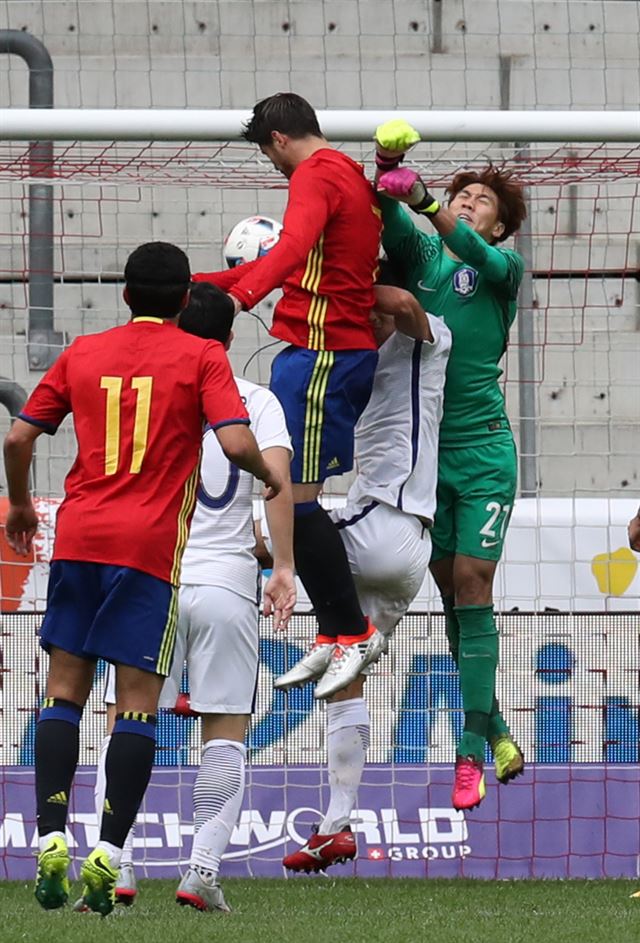 2일 오전(한국시간) 오스트리아 잘츠부르크 레드불 아레나에서 열린 축구 국가대표팀 한국 대 스페인의 친선경기에서 스페인의 알바로 모라타가 헤딩슛으로 네번째 득점을 올리고 있다. 찰츠부르크=연합뉴스