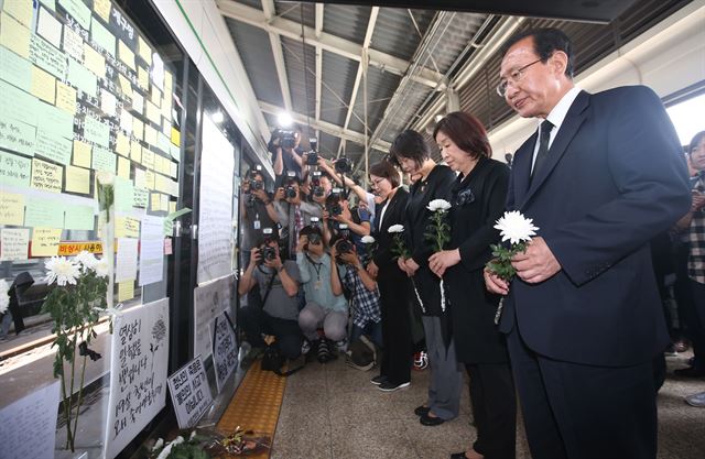 정의당 심상정 대표와 노회찬 원내대표가 31일 서울 광진구 구의역 스크린도어 사고현장을 찾아 정비 작업 중 숨진 김모 씨를 추모하고 있다. 김 씨는 지난 28일 오후 구의역에서 스크린도어 정비 작업중 승강장으로 진입하던 열차와 스크린도어 사이에 끼여 숨졌다. 연합뉴스