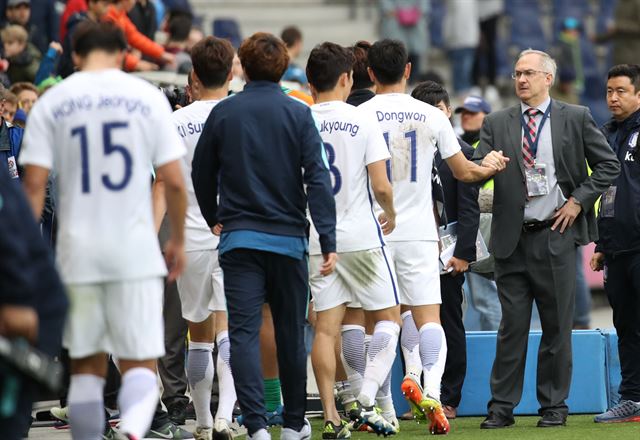 2일 오전(한국시간) 오스트리아 잘츠부르크 레드불 아레나에서 열린 축구 국가대표팀 한국 대 스페인의 친선경기. 울리 슈틸리케 감독이 스페인에 1-6으로 대패당한 뒤 선수들을 격려하고 있다. 연합뉴스