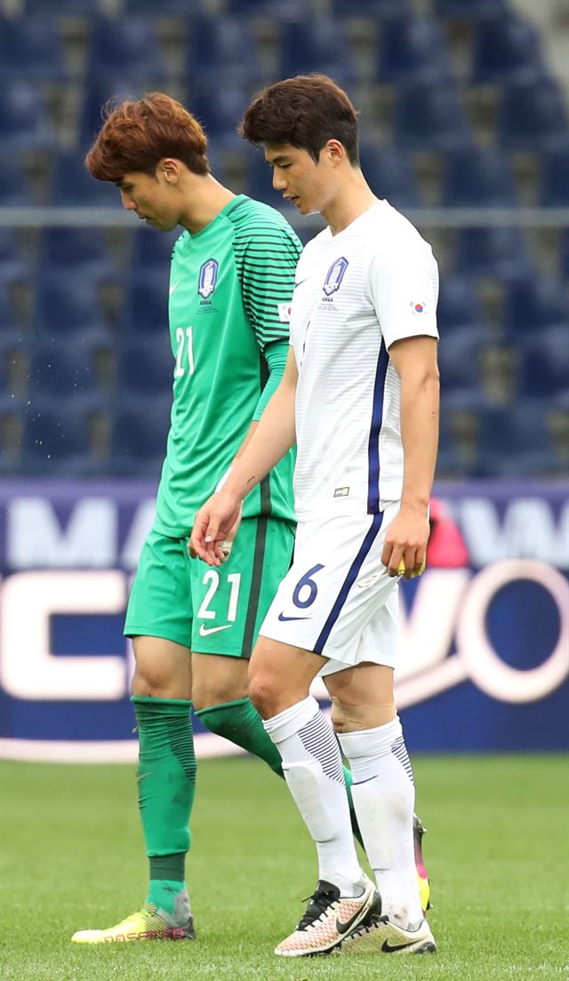 2일 오전(한국시간) 오스트리아 잘츠부르크 레드불 아레나에서 열린 축구 국가대표팀 한국 대 스페인의 친선경기. 스페인에 1-6으로 대패당한 대표팀의 주장 기성용과 골키퍼 김진현이 실망스러운 표정으로 그라운드를 나가고 있다. 연합뉴스