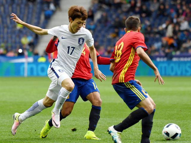 이재성이 2일 오스트리아 잘츠부르크 레드불 아레나에서 열린 한국과 스페인의 축구 국가대표 평가전에서 상대수비를 돌파하고 있다. 뉴스1