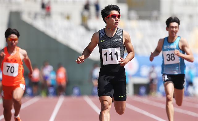 2일 오전 경기 화성시 향남읍 화성종합경기타운 주경기장에서 열린 제70회 전국육상경기선수권대회 100m 예선에서 김국영(가운데)이 결승선을 통과하고 있다. 김국영은 지난해 7월 광주 하계유니버시아드 대회 100m에서 10초16으로 한국 신기록을 세우며 올림픽 기준 기록을 통과했고 이번 대회를 통해 200m 올림픽 출전권 획득에 도전한다. 화성=연합뉴스