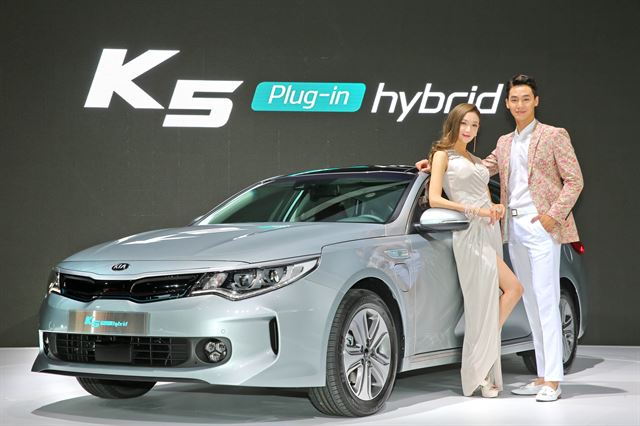 기아자동차가 처음 선보인 플러그 인 하이브리드차 K5 PHEV.