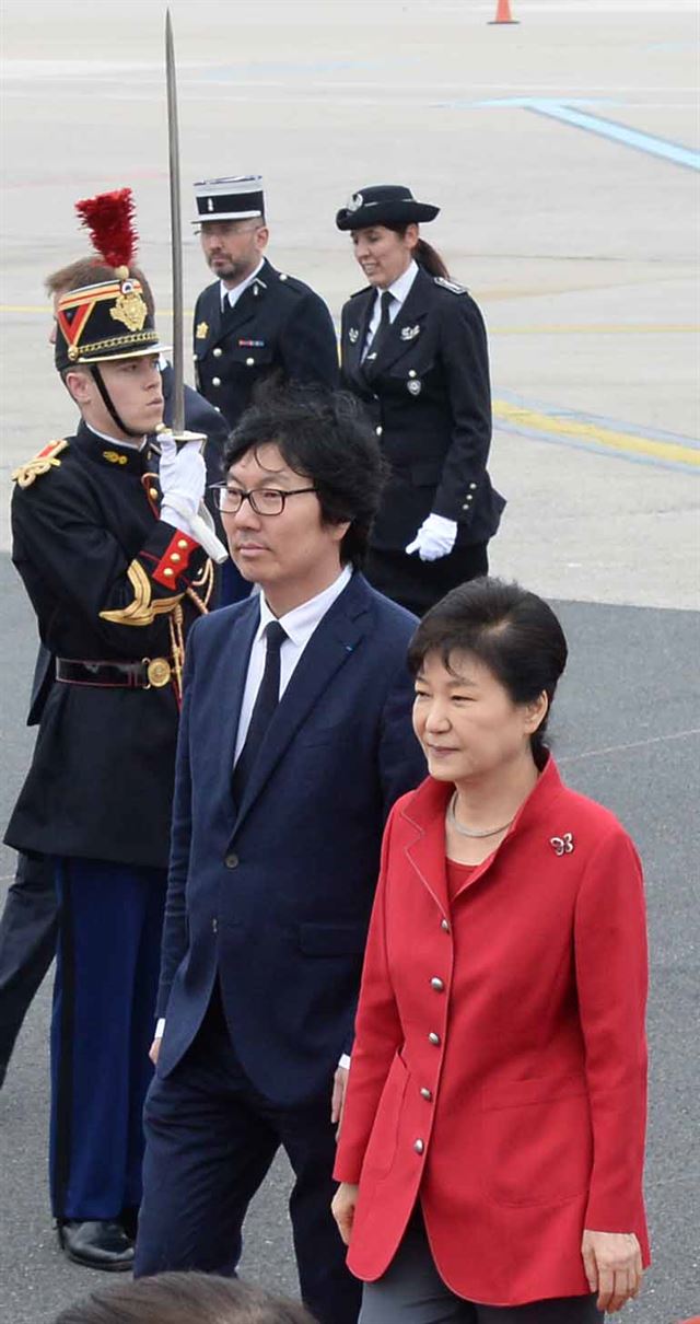 프랑스를 국빈방문 중인 박근혜 대통령이 1일 파리 오를리 국제공항에 도착해, 영접 나온 한국계 입양인인 장 뱅상 플라세 국가개혁 담당 국무장관과 승용차 쪽으로 나란히 걸어가고 있다. 파리=연합뉴스