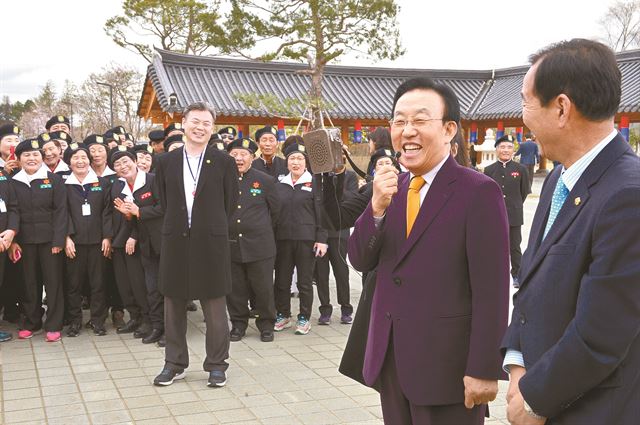 경북 포항의 평생학습원 교육생들이 지난 4월 초 경북신도청을 방문, 김관용 경북도지사의 신도청 안내를 받고 있다. 경북도 제공