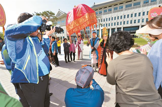 지난 2월 신도청 시대를 개막한 경상북도는 신청사를 지역경제에 활력을 불어넣는 요소로 활용하고 있다. 지난달 ‘신청사 여행주간’ 중 경북도청을 방문한 관광객들이 선덕여왕 행차 시연팀과 기념사진을 찍고 있다. 경북도 제공