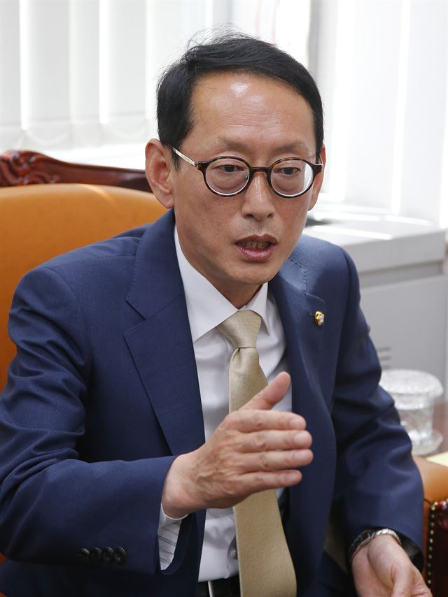 김도읍 새누리당 원내수석부대표가 2일 오전 국회에서 열린 기자회견에서 20대 국회 원구성 협상과 관련한 입장을 말하고 있다. 연합뉴스