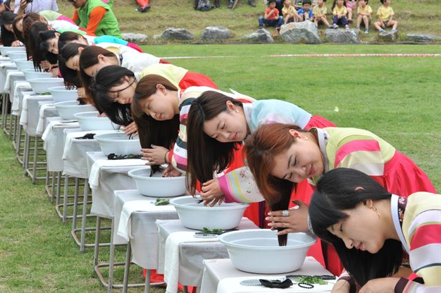 제38회 단오행사인 창포머리감기 시연 장면. 경산시 제공