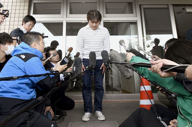 지난달 28일 일본 홋카이도에서 부모에 의해 숲속에 버려진 뒤 실종됐던 7살의 다노오카 야마토군이 3일 나나에에서 발견된 가운데 야마토군의 아버지가 기자회견을 하고 있다. 하코다테(일본 홋카이도) 교도=연합뉴스