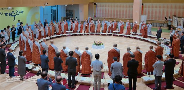 지난달 18일 서울 송파구 불광사에서 열린 '종단혁신과 백년대계를 위한 사부대중 100인 대중공사' (제2차 총무원장 선출제도)에서 조계종 스님들과 재가자들이 총무원장 선출제도 개선 방안을 논의하고 있다. 김혜영 기자 shine@hankookilbo.com