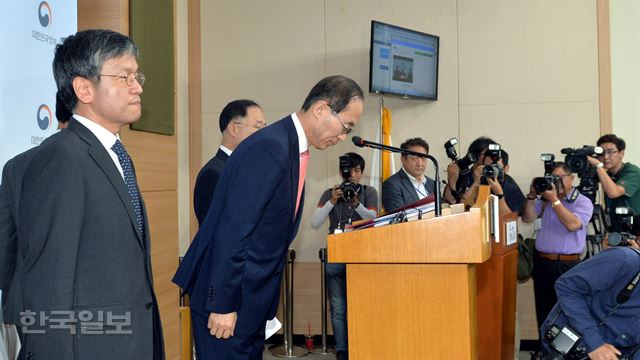 3일 오후 서울 외교부청사에서 윤성규 환경부 장관이 미세먼지 대책 발표를 시작 하기 앞서 인사를 하고 있다. 서재훈기자