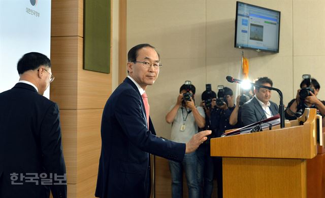 3일 오후 서울 외교부청사에서 윤성규 환경부 장관이 미세먼지 대책 발표를 하기 위해 들어서고 있다. 서재훈기자