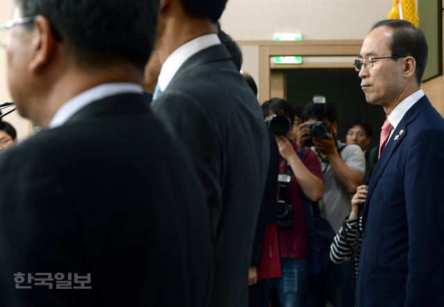 3일 오후 서울 외교부청사에서 열린 '미세먼지 대책 발표'에서 윤성규 환경부 장관이 유관부서 장,차관들이 취재진 질문에 답하는 동안 생각에 잠겨 있다. 서재훈기자