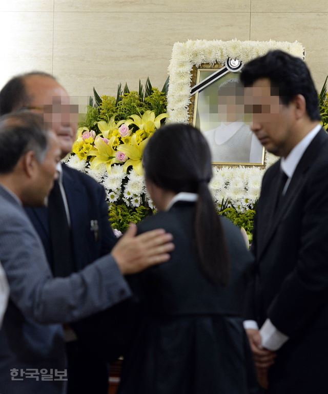 2일 서울지하철 2호선 구의역 스크린도어 수리 도중 숨진 김모군의 분향소가 있는 서울 광진구 건국대병원 장례식장에서 조문객들이 유가족을 위로하고 있다. 서재훈기자 spring@hankookilbo.com