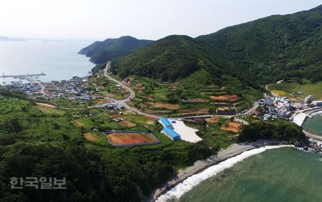 2일 부산 강서구 대항동 가덕도 신공항 후보지인 대항마을 일대. 부산시는 육지를 사이에 두고 동서로 바다를 매립하는 등 총 사업비 5조 9,900억원을 들여 활주로 1본, 3.3㎢(100만평) 규모의 신공항을 조성할 계획이다. 부산=전혜원기자 iamjhw@hankookilbo.com