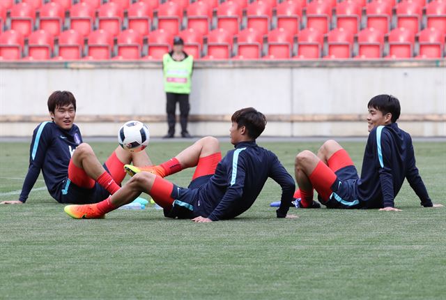 체코와 유럽 원정 2차 평가전을 앞둔 축구 국가대표팀의 장현수, 홍정호가 3일 오전(한국시간) 체코 프라하 에덴 아레나에서 진행된 팀 훈련에서 앉아서 숨을 돌리는 동안에도 볼을 다루고 있다. 연합뉴스