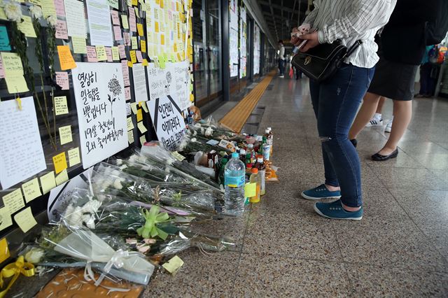 서울 지하철 2호선 구의역 안전문 사망사고가 일어난 지 닷새째인 2일 광진구 구의역 사고 현장. 승강장을 찾은 시민들이 붙여 놓은 추모 포스트잇(접착식 메모지)이 안전문 유리벽을 가득 메우고 있다. 연합뉴스