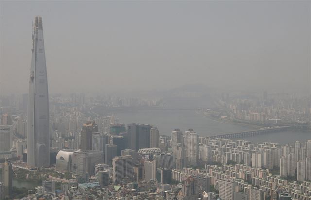 지난달 30일 서울의 미세먼지 최고농도가 161㎍/㎥를 나타내 환경부 미세먼지 연평균 기준치(50㎍/㎥)를 3배 이상 넘었다. 이날 오후 잠실 상공에서 본 서울 모습. 연합뉴스